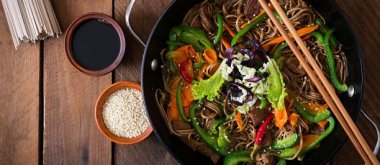 Nuudelit kermaisella kookos- ja maapähkinäkastikkeella