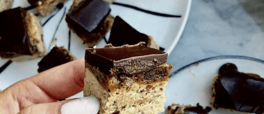 Snickersrutor med salt kolasås