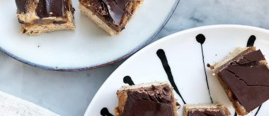 Snickersruter med salt karamellsaus